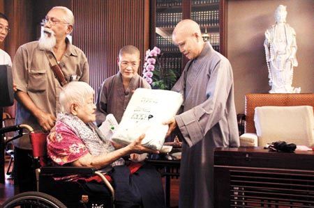 新加坡114岁寿星许哲拜会证严法师 畅谈有爱不老